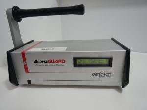 Moniteurs ALPHAGUARD (Génitron) : 
mesure en dynamique. Appareil enregistrant en continu la concentration de gaz radon (Bq/m3), la pression atmosphérique, 
l’humidité et la température. Fonctionne par diffusion de l'air dans une chambre d'ionisation.